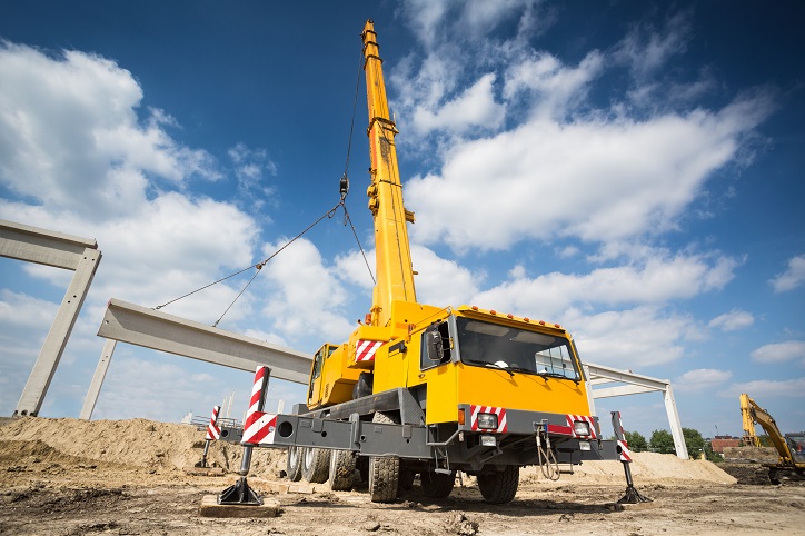 dźwig mobilny podnoszący konstrukcję stalową